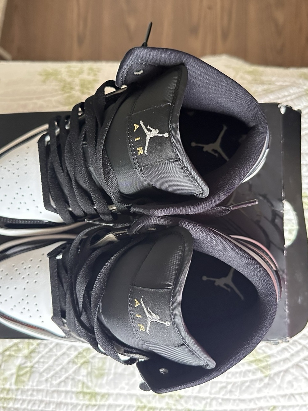 Air Jordan mid 1